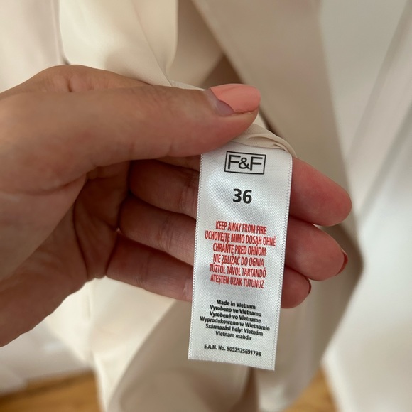 Form Fitting Trench Coat - Size 6 - Picture 3 of 4